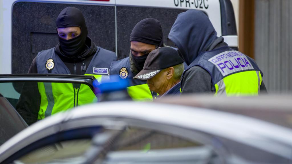 Momento en el que la Policía Nacional se lleva al detenido por enviar cartas con material pirotécnico al presidente del Gobierno