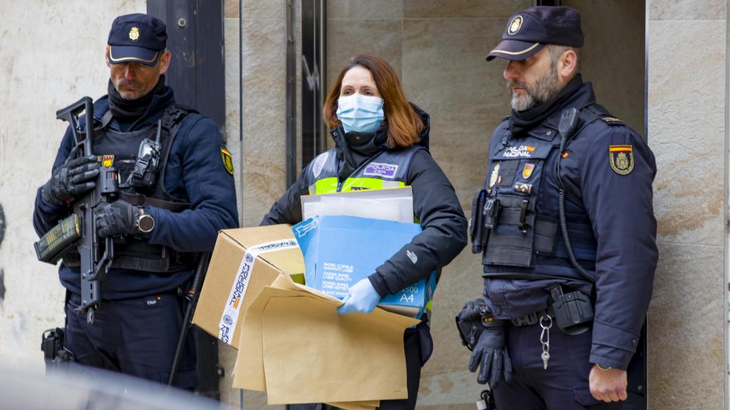 La Policía Nacional registra la casa del jubilado en Miranda de Ebro que envió cartas con material pirotécnico al presidente del Gobierno