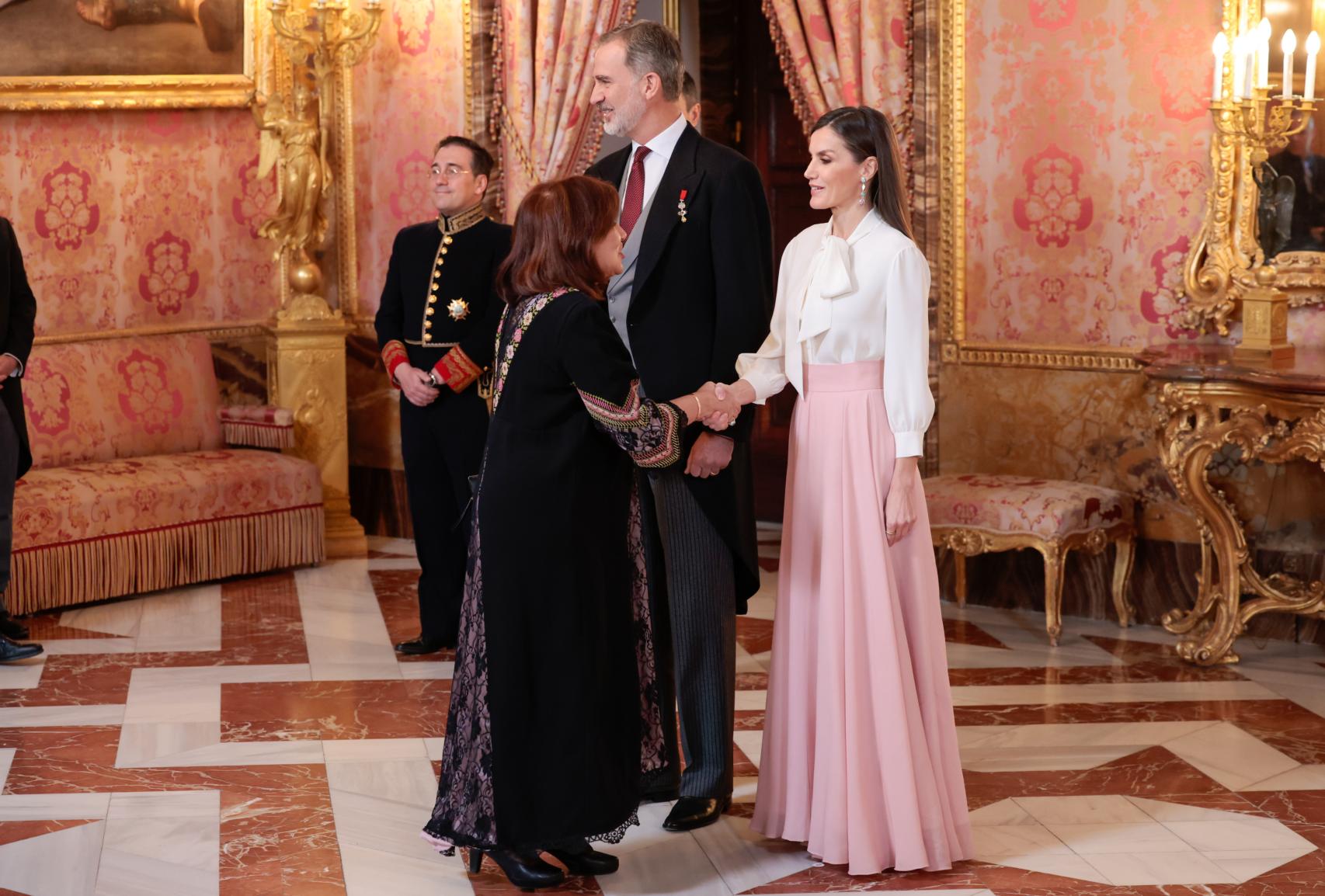 Los Reyes durante el saludo a los diplomáticos.