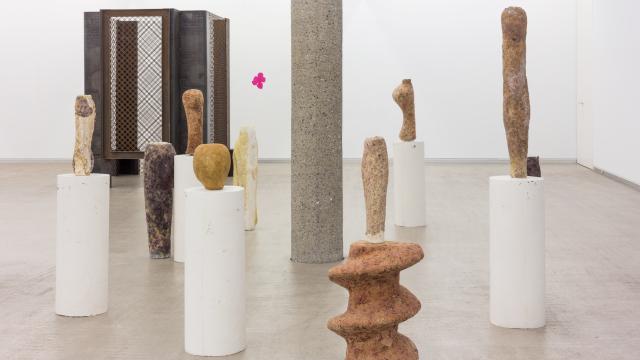 Vista de la exposición con obras de David Bestué, Susana Solano, al fondo, y Julia Spínola, en la pared