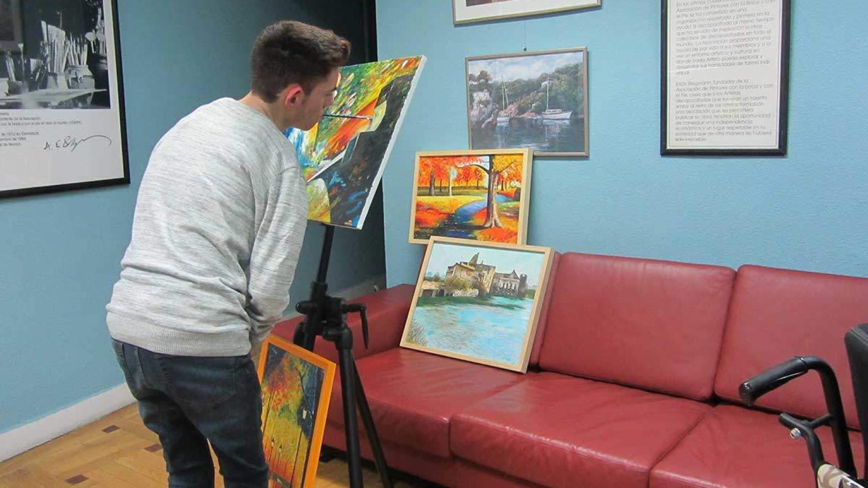 Lorenzo Higueras pintando un cuadro. / Foto: Asociación de Pintores con la Boca y con el Pie.