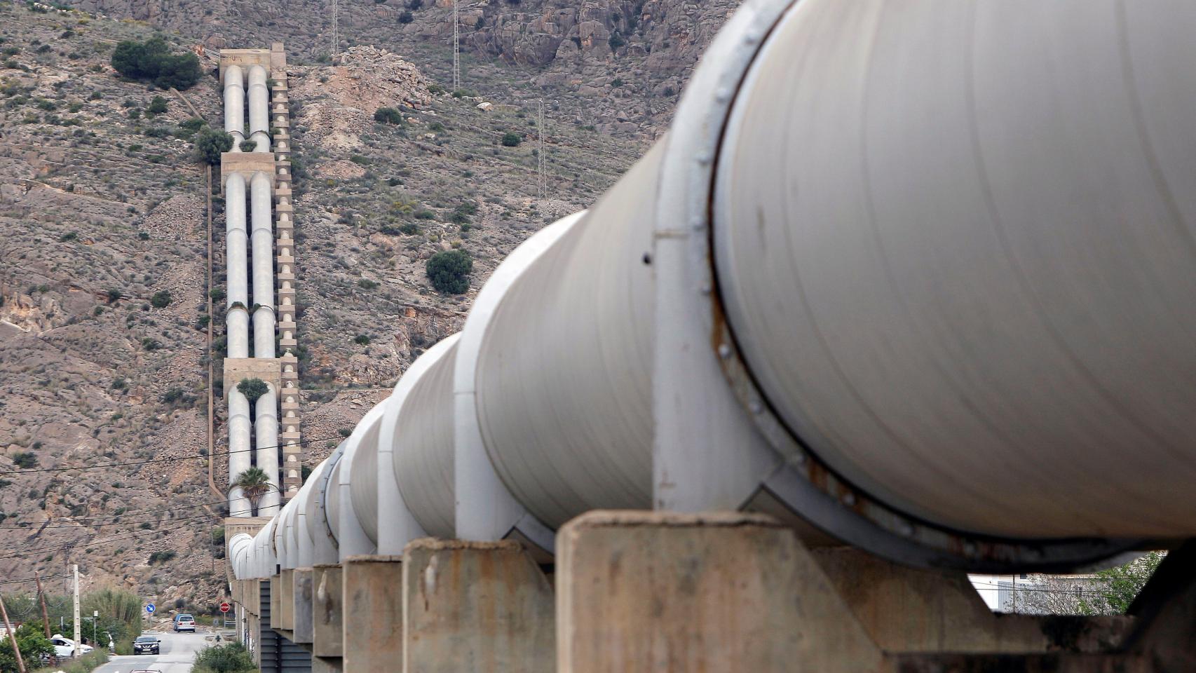 Las tuberías que transportan el agua del trasvase Tajo-Segura, a su paso por la huerta de Orihuela.