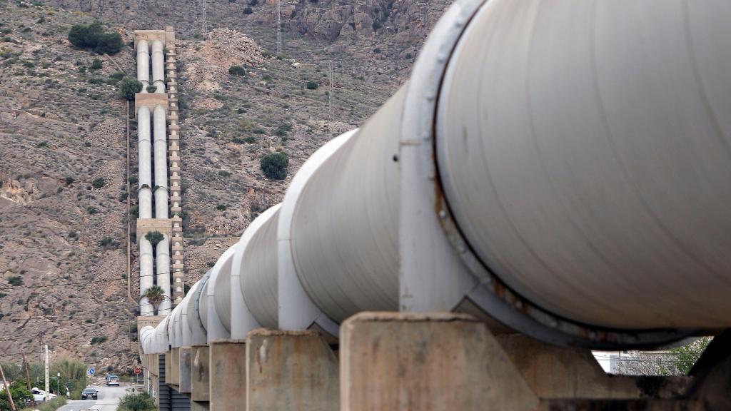 Las tuberías que transportan el agua del trasvase Tajo-Segura, a su paso por la huerta de Orihuela.