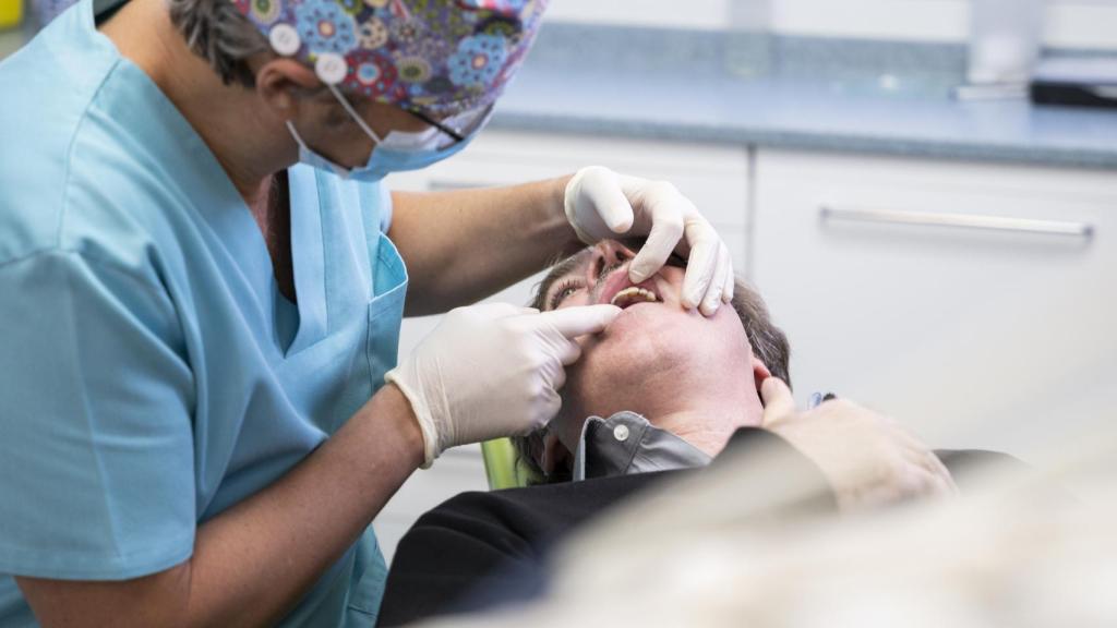 Dentista examinando a un paciente en una clínica
