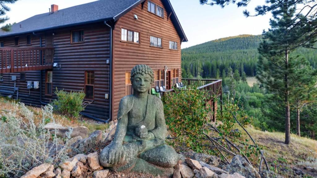 David Loy, junto a otros instructores, dan clases en el complejo Rocky Mountain Ecodharma Retreat Center en Colorado (Estados Unidos).