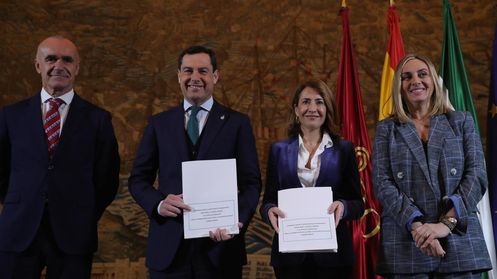 El alcalde de Sevilla, Antonio Muñoz, junto al presidente de la Junta, Juanma Moreno, y la ministra de Transporte, Raquel Sánchez.