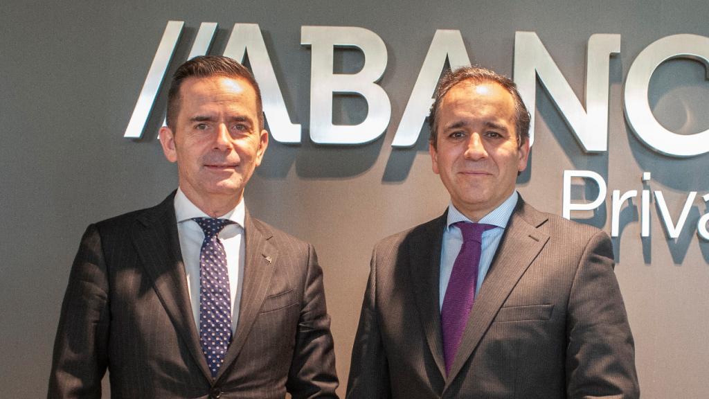 Gabriel González Eiroa (Abanca) y Pablo Torralba (Edmond de Rothschild) sellan el acuerdo estratégico.