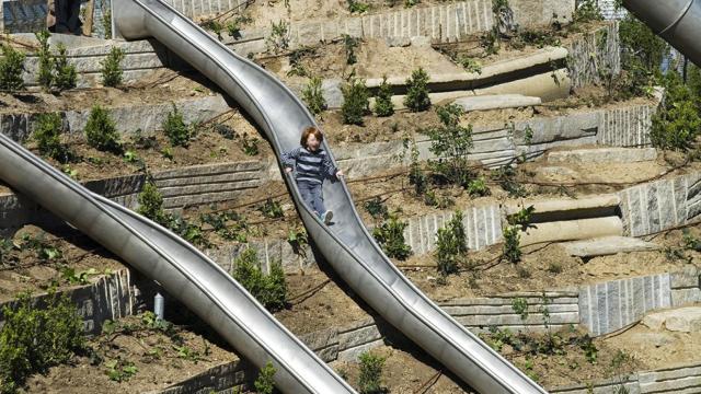 Los toboganes gigantes de Madrid Río son gratis y pueden subir niños y adultos