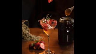 Las dos mejores coctelerías de Madrid: el cielo y el infierno a través de 500 botellas de todo el mundo