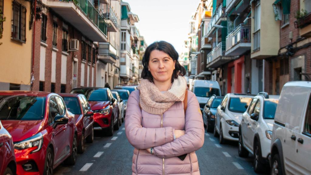 Yolanda Florín Ortiz, vecina de Villaverde, en la calle donde tiene un piso okupado.