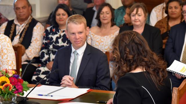Chris Hipkins durante la ceremonia de juramento en la Casa de Gobierno en Wellington.