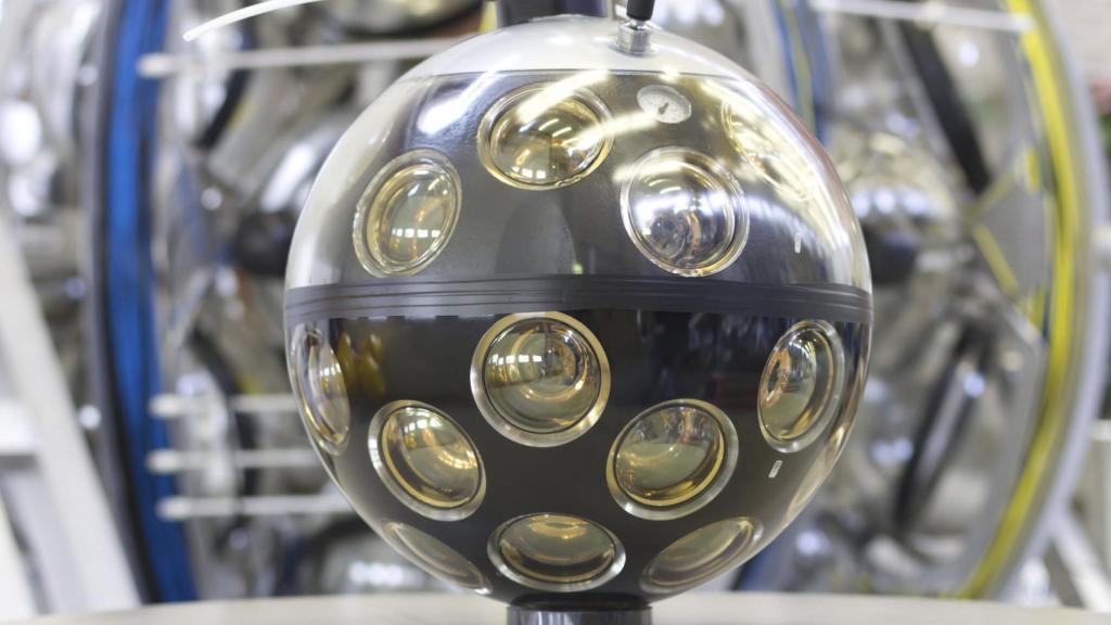 Instrumento del telescopio submarino KM3NeT.
