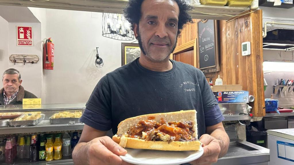 Roberto, camarero de La Morcilla, enseña un mixto recién hecho.