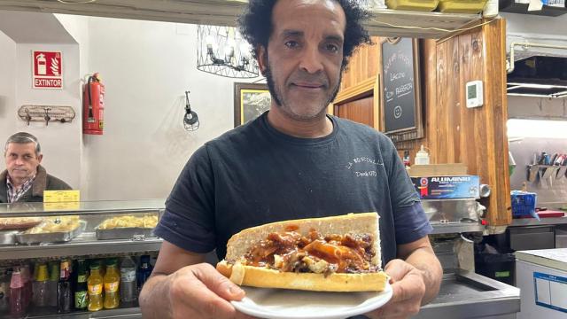 Roberto, camarero de La Morcilla, enseña un mixto recién hecho.