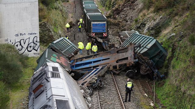Varios operarios realizan las labores de retirada en el tren accidentado.