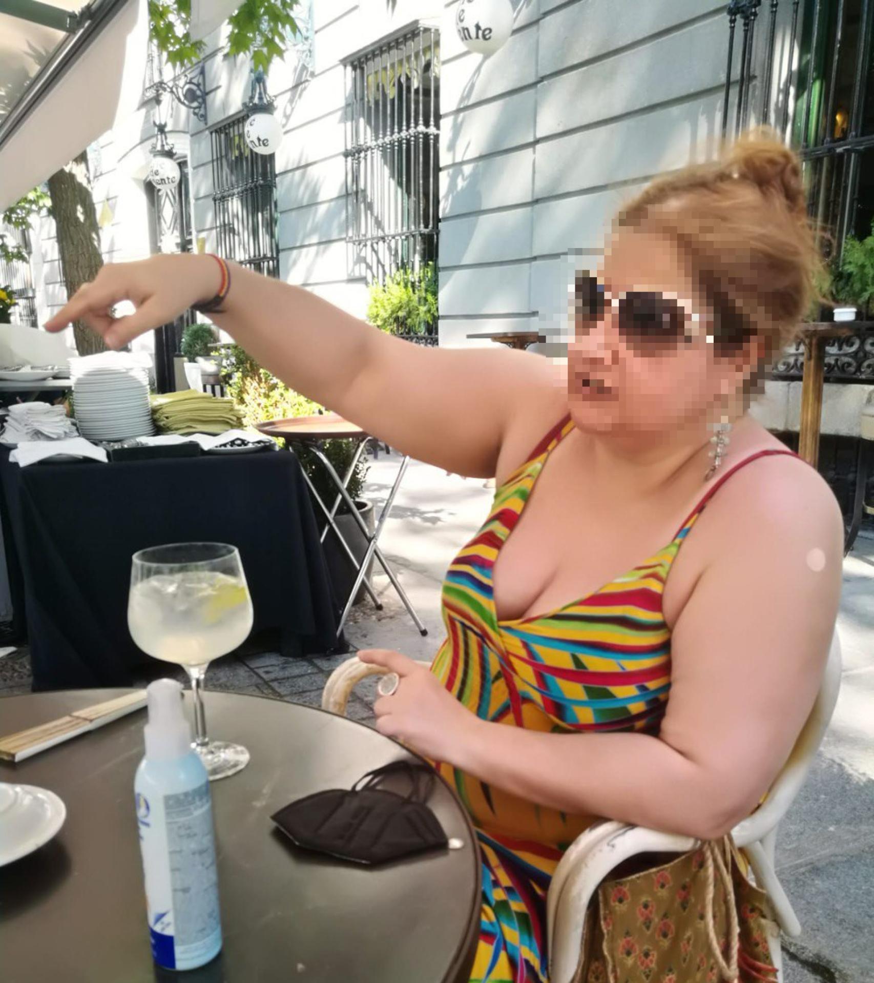 Ana Isabel J. C. disfrutado de un gintonic en el Café de Oriente.