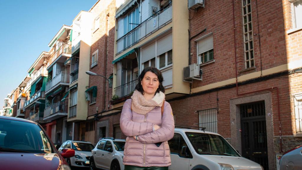 Yolanda, posa frente a la casa en la que crecieron sus dos hijos mayores.
