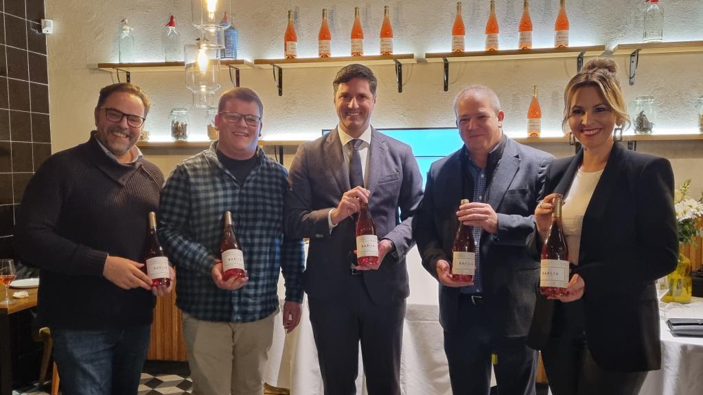 Emilio J. Navarro, alcalde de Santiago del Teide, junto a sus concejales y unos viticultores y enólogos.