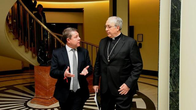 Monseñor García Magán junto a García-Page al inicio del acto.