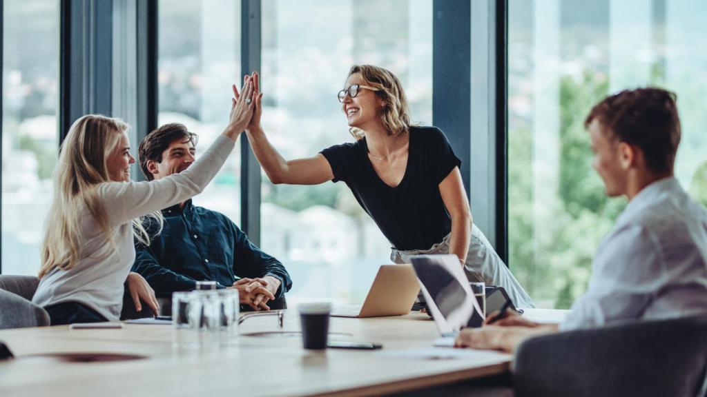 Reunión de empresa, en la que la directiva es una mujer.