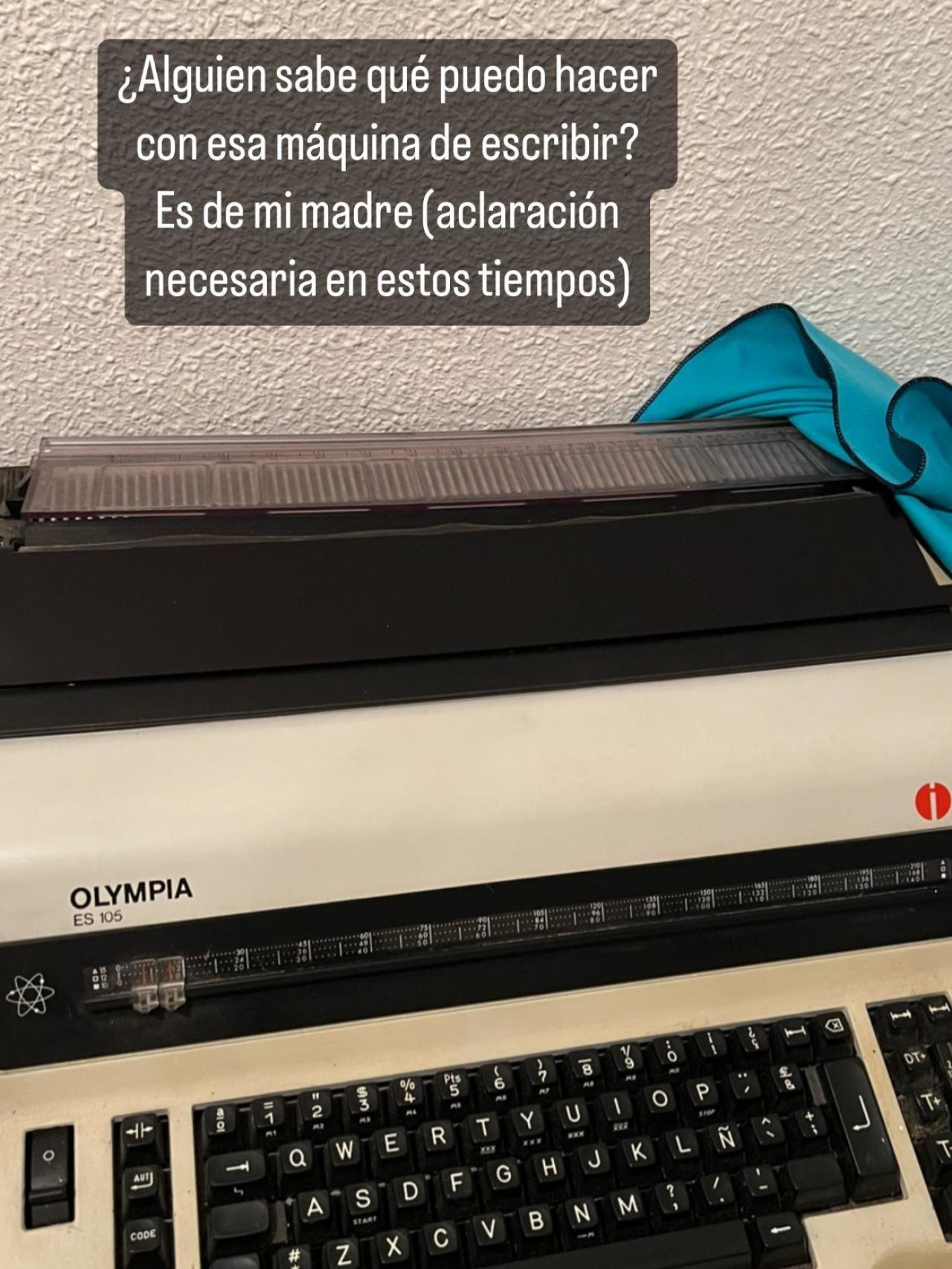 Joana muestra algunas pertenencias de su madre.