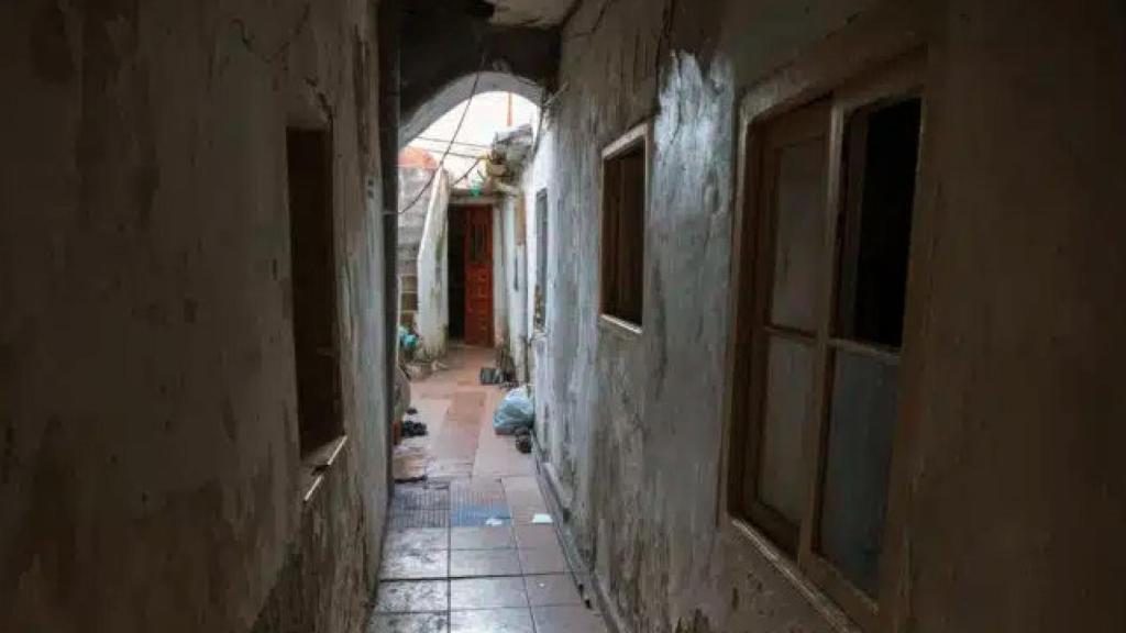 Vista de la entrada de la vivienda de Yasin Kanka este jueves en Algeciras (Cádiz).