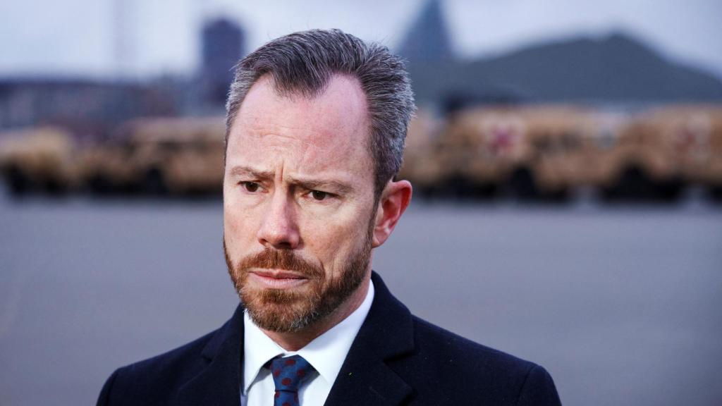 El Ministro de Defensa de Dinamarca, Jakob Ellemann - Jensen da una entrevista.