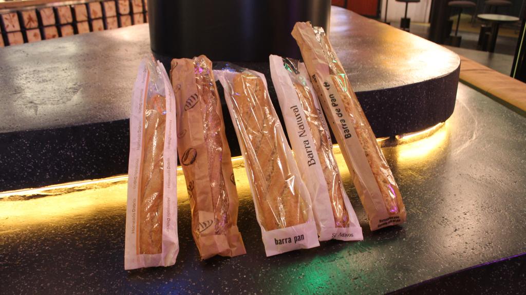 Las cinco barras de pan de supermercado participantes en la cata.