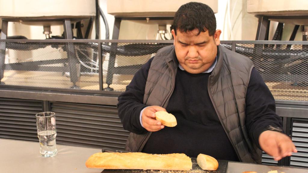 John Torres, observando el pan de Alcampo durante la cata.