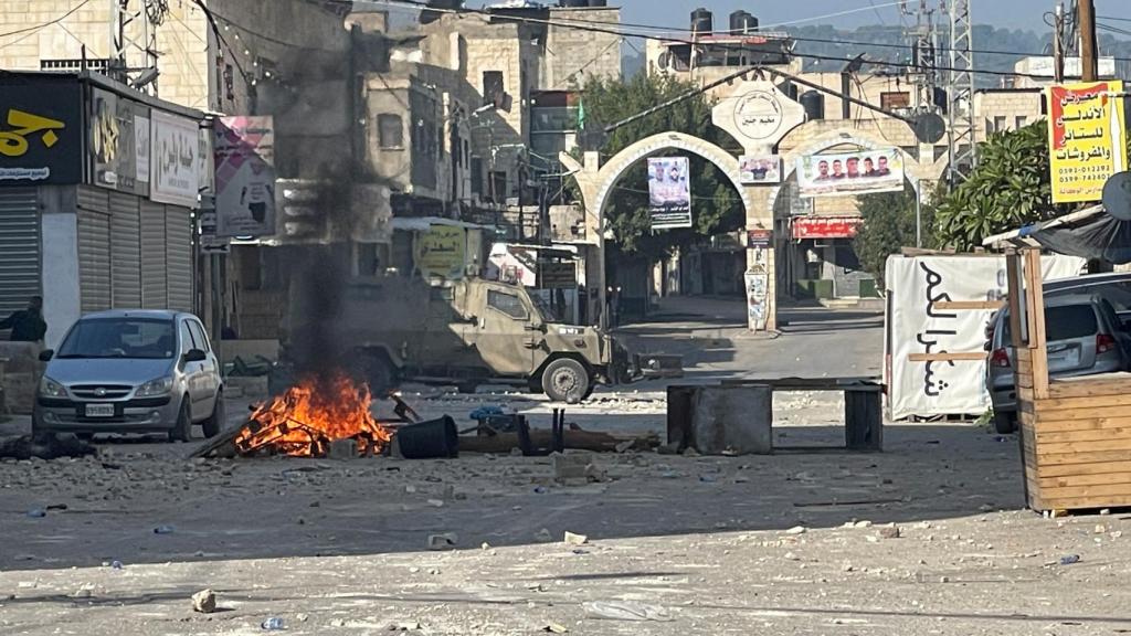 Palestinos chocan con tropas israelíes en Yenín