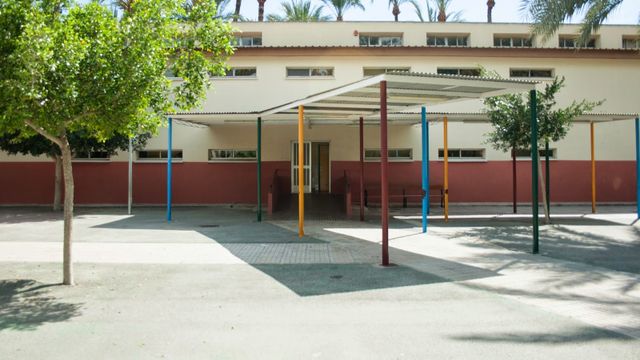 El pabellón infantil del CEIP Fernando Loaces es uno de los cerrados en Orihuela por una fuga de gasoil.