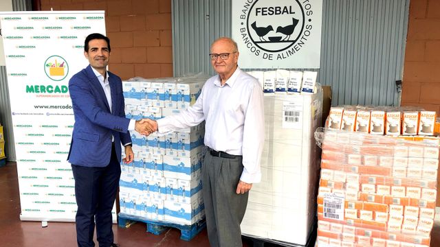 Luis Consuegra, director de relaciones externas en Alicante, en el acto de entrega al Banco de Alimentos de la ciudad.