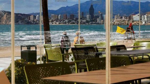 Una terraza cerrada en primera línea de playa de Benidorm, en imagen de archivo.