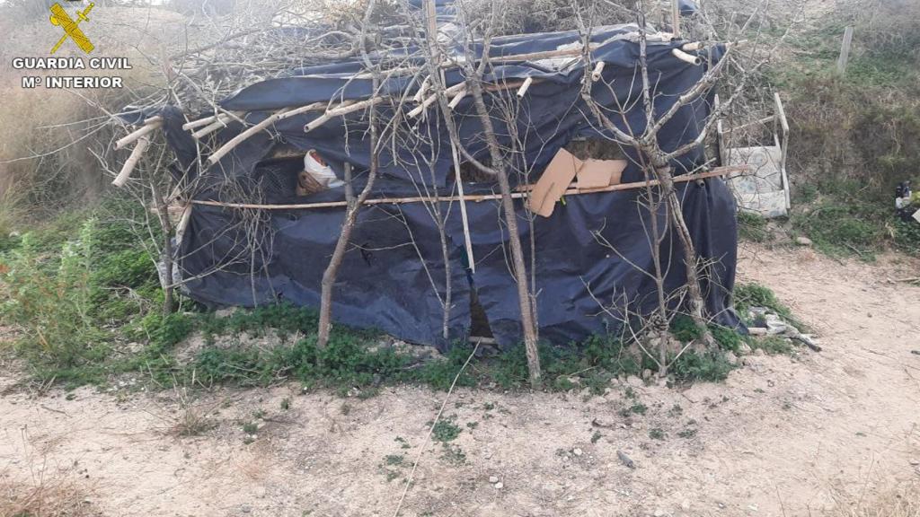 La cabaña desde la que el hombre vigilaba a las aves para después capturarlas.