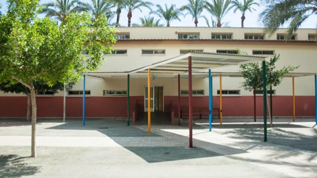 El pabellón infantil del CEIP Fernando Loaces es uno de los cerrados en Orihuela por una fuga de gasoil.