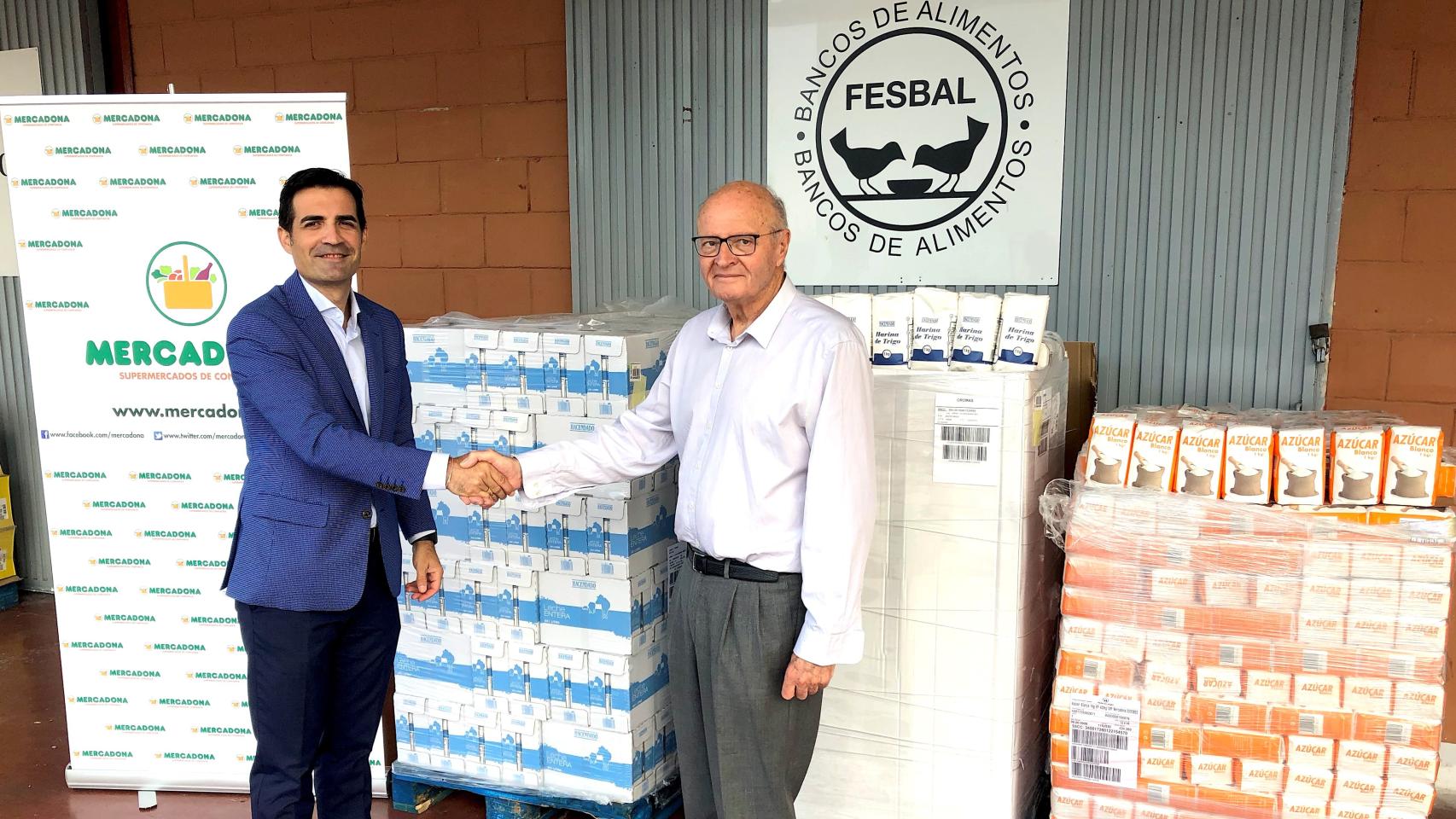 Luis Consuegra, director de relaciones externas en Alicante, en el acto de entrega al Banco de Alimentos de la ciudad.