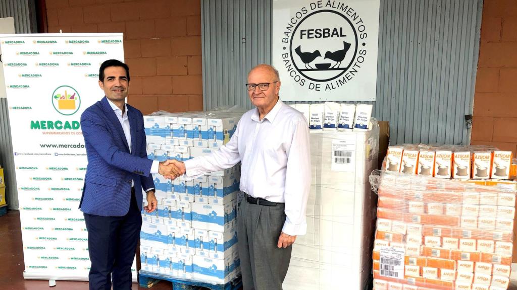 Luis Consuegra, director de relaciones externas en Alicante, en el acto de entrega al Banco de Alimentos de la ciudad.