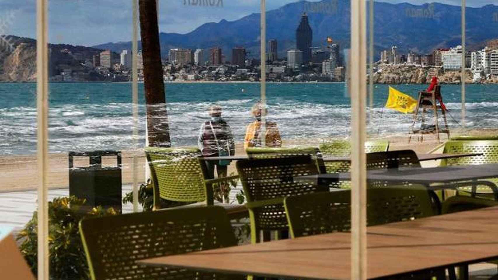 Una terraza cerrada en primera línea de playa de Benidorm, en imagen de archivo.