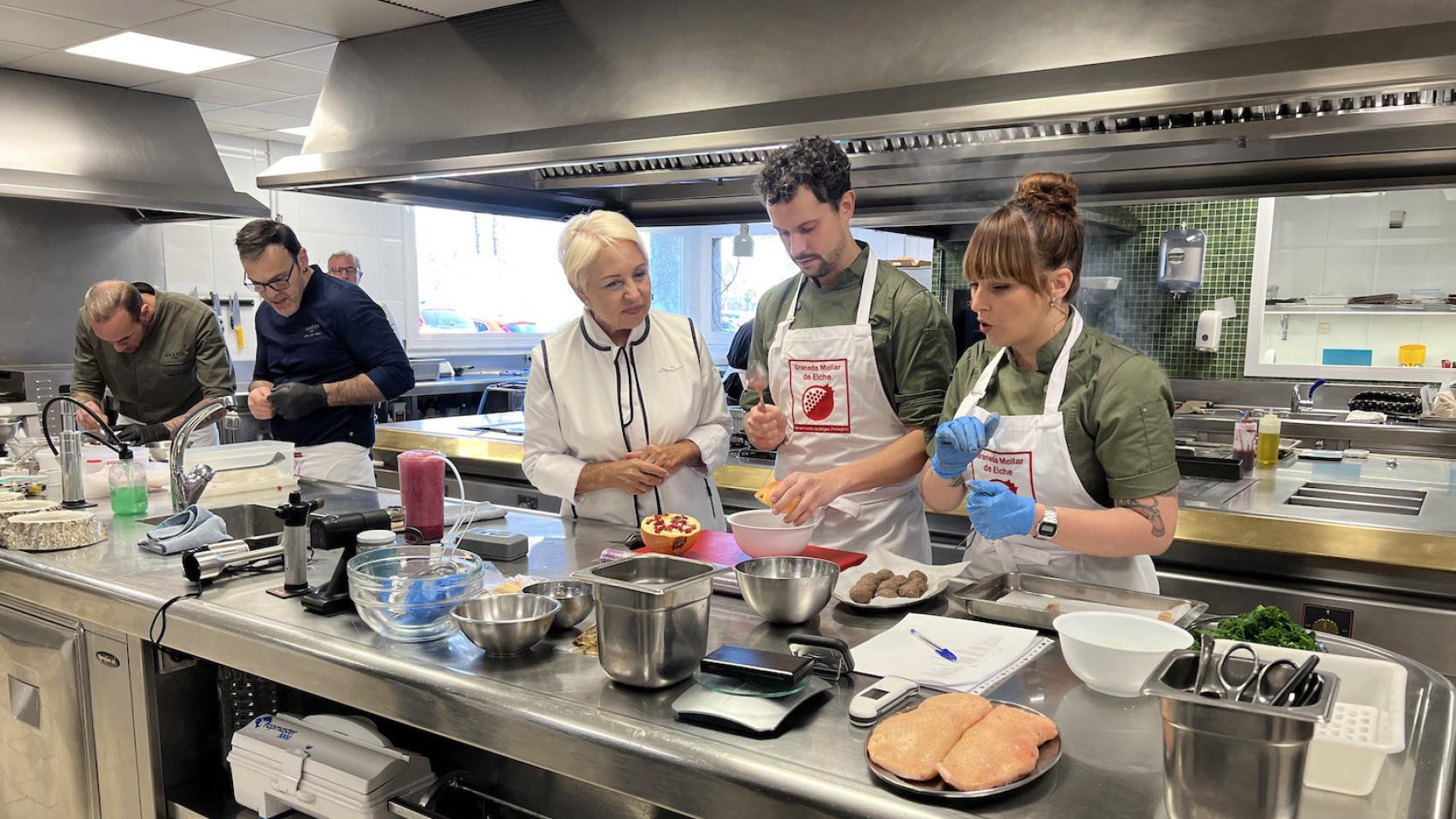 Susi Díaz, con los chefs que han ganado el concurso de cocina creativa de granada mollar.