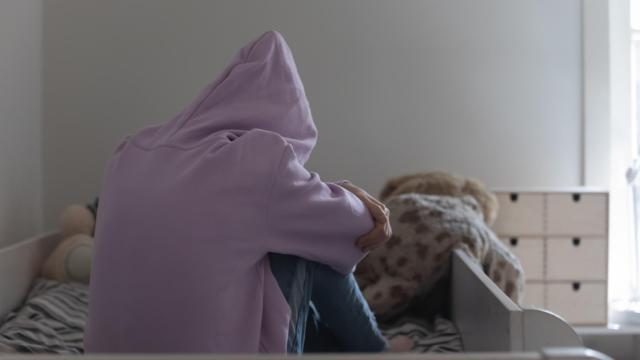 Imagen de archivo de una persona de aspecto triste.