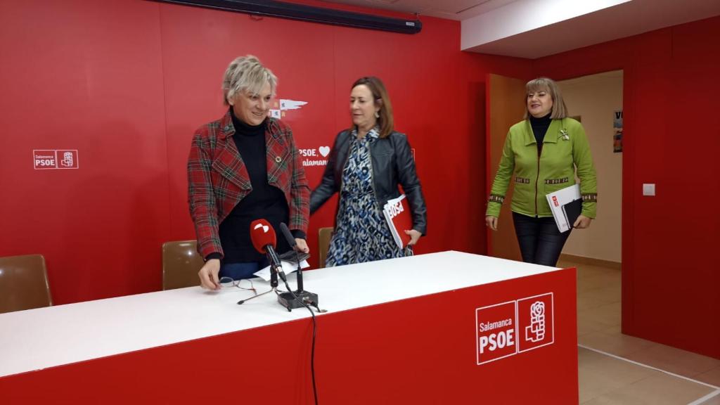 Elena Diego, Rosa Rubio y María Garcia, en la sede del PSOE de Salamanca