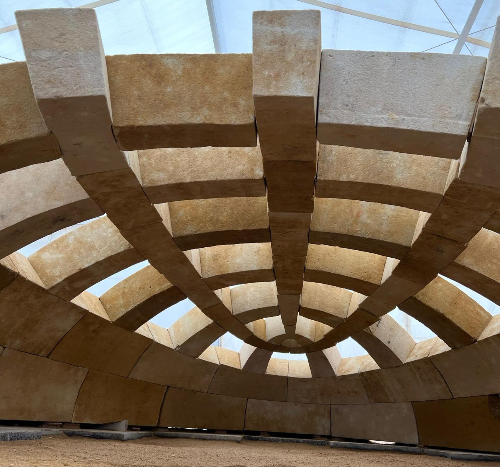 Cúpula medieval con piedra de Villamayor