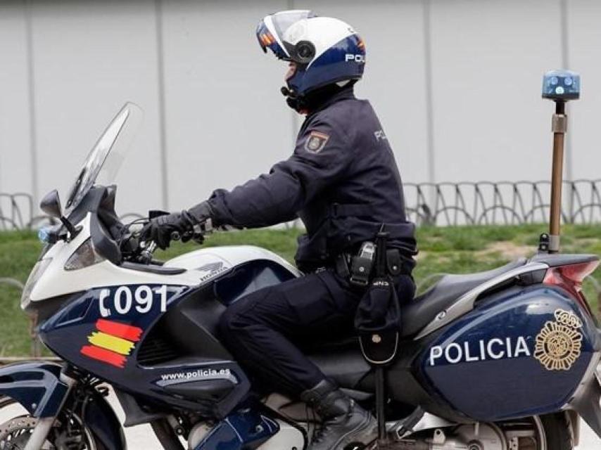 Un agente de la Policía Nacional en moto.