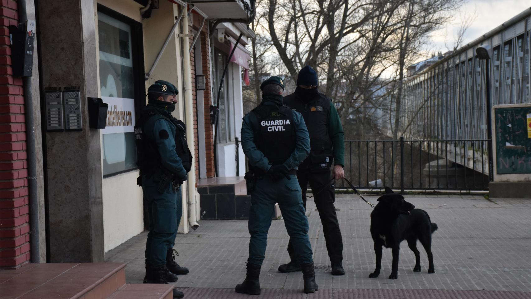 Agentes de la Guardia Civil en el portal de la vivienda registrada