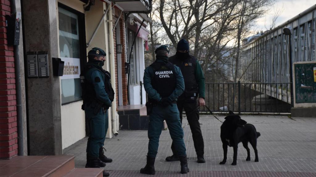 Agentes de la Guardia Civil en el portal de la vivienda registrada