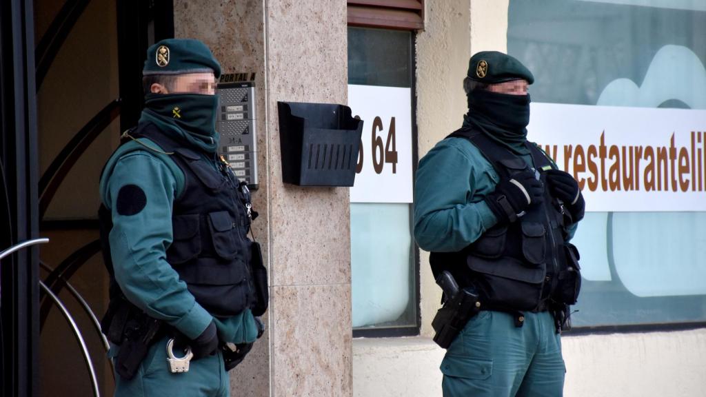 Agentes de la Guardia Civil en el portal de la vivienda registrada