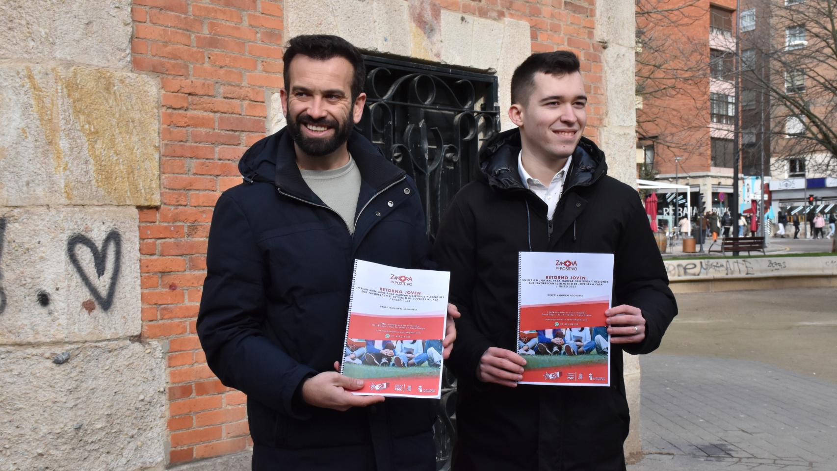 El secretario general de Juventudes Socialistas de Zamora, Emilio Ferrero, junto al portavoz y candidato del PSOE al Ayuntamiento de Zamora