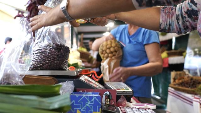 Una mujer pesa legumbres en la feria del agro vasco del ‘Último Lunes de Octubre’.