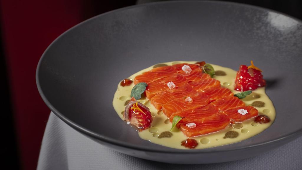 Salmón rojo ahumado con tapenade verde