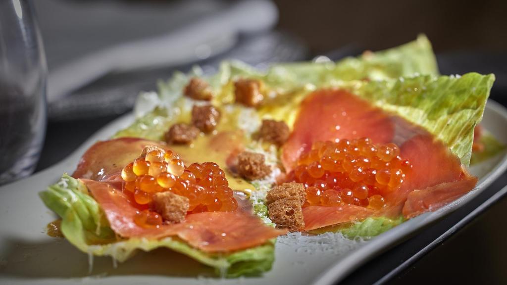 Ensalada César de salmón rojo con sus huevas